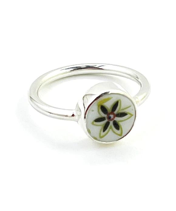 Simple Green & Brown Flower Vintage Pottery Ring- Size 5